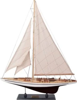 Endeavour L60, Black/White Yacht By Authentic Models