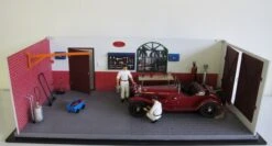 Classic Garage In 1:18 Scale By CMC